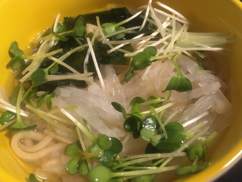 大根、かいわれ大根、わかめの塩ラーメン